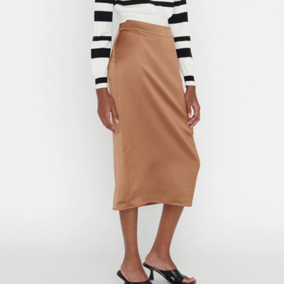 Saia midi camel lisa com tecido acetinado e cintura alta