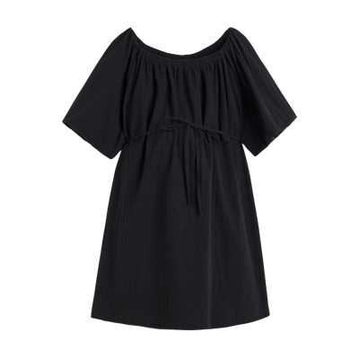 Vestido curto preto com cinto fino e decote elástico