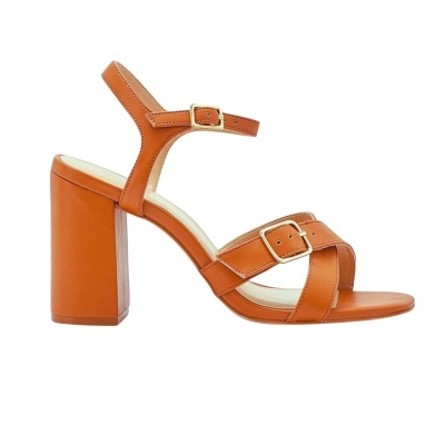 Sandália de salto alto bloco castanho em pele com tiras cruzadas e fivelas metálicas