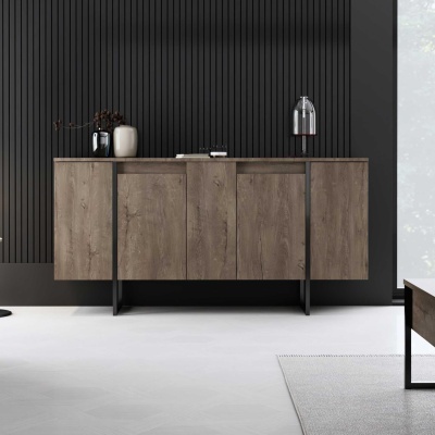 Aparador de madeira clara moderno com suporte metálico preto contra parede preta com ripas