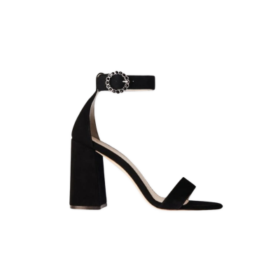 Sandália preta de salto alto com fivela decorativa