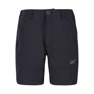 Calções pretos com botão e cinto, bolsos frontais e logótipo cinzento