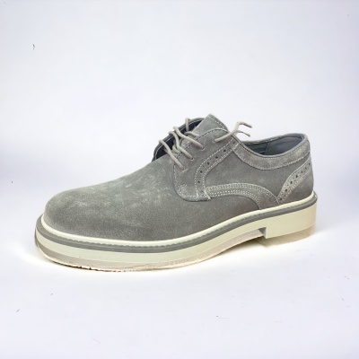 Sapato cinzento claro de camurça com atacadores e sola branca