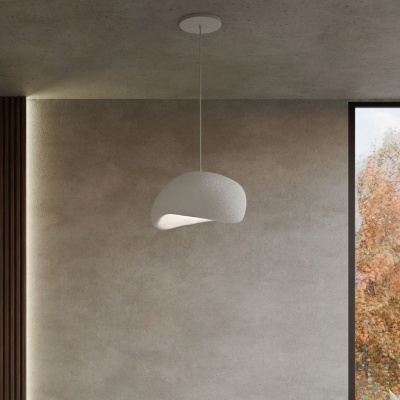 Luminária pendente branca com design moderno e textura suspensa em teto cinza