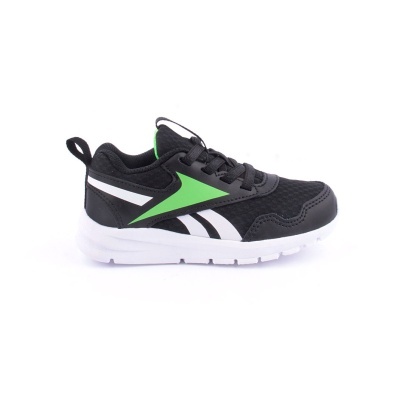 Ténis desportivo preto com detalhes verdes e brancos sobre fundo branco