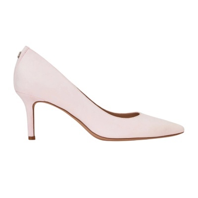 Sapato de salto alto cor de rosa clara com bico fino.