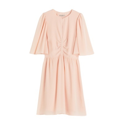 Vestido cor de rosa claro com mangas largas e curtas e franzido central