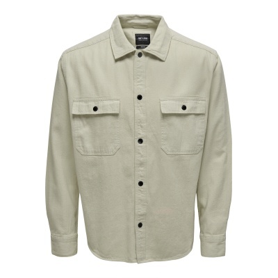 Camisa bege de manga comprida com bolsos frontais e botões pretos