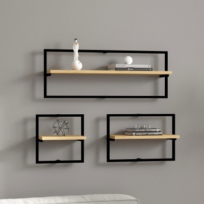 Três prateleiras de parede com moldura preta e madeira clara, decoradas com livros e esculturas, numa parede cinza.