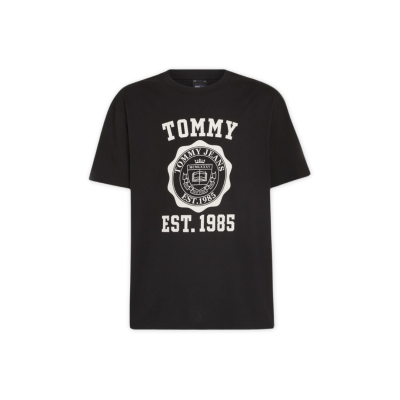 T-shirt preta masculina com estampado branco com texto e selo Tommy Jeans.