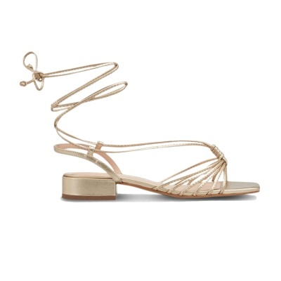 Sandália dourada de tiras finas com salto baixo e cordão para amarrar no tornozelo