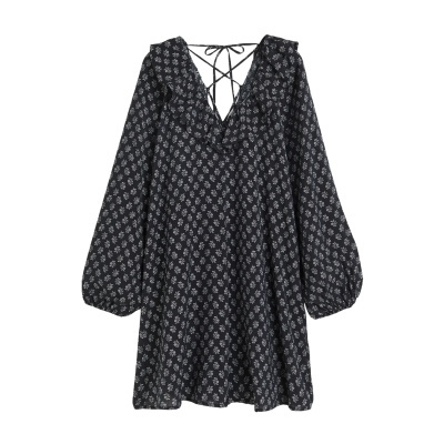 Vestido curto preto com padrão de flores brancas e folhos na gola