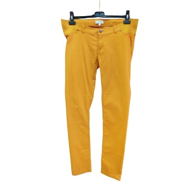 calças amarelas mostarda em cabide preto