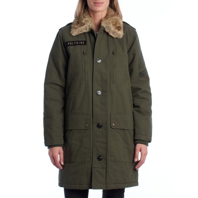 Casaco verde-oliva com gola de pelo castanho e botões pretos