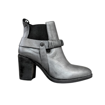 Botim feminino cinzento com salto quadrado preto e detalhes em tira e elástico