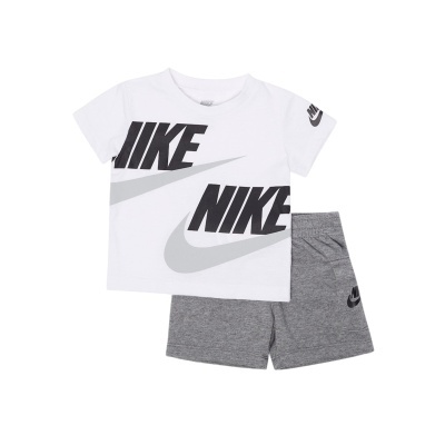 Conjunto infantil t-shirt branca com logo NIKE e calções cinzentos com logo NIKE