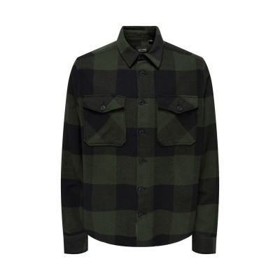 Camisa verde e preta xadrez com botões e bolsos no peito