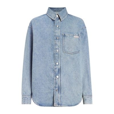 Camisa jeans azul claro com bolso e botões