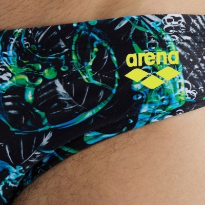 Fato de banho masculino preto com padrão verde e azul e logótipo amarelo 'arena'.