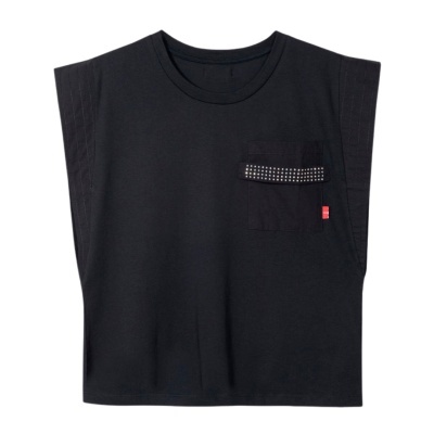 T-shirt preta sem mangas com bolso e tachas prateadas no bolso