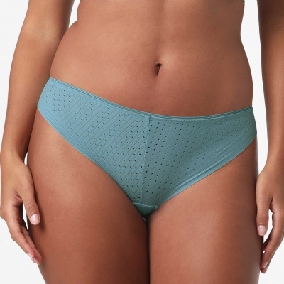 Cuecas femininas azul claro com padrão perfurado