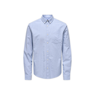 Camisa social azul clara com bolso e botões brancos