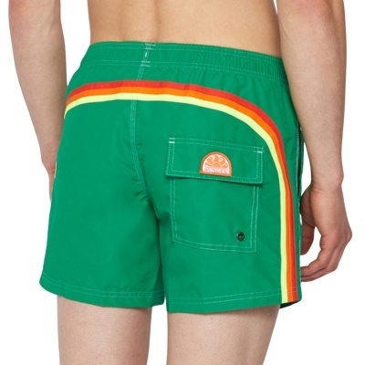 Calções de banho verdes com riscas coloridas e bolso atrás