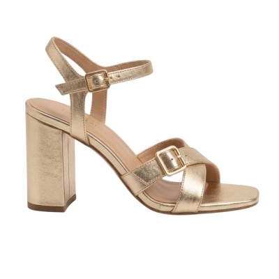 Sandália de salto alto dourada com tiras cruzadas e fivelas