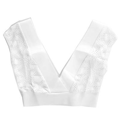 top branco com padrão vazado e decote em V