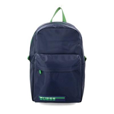 Mochila azul escura com detalhes verdes e etiqueta GUESS