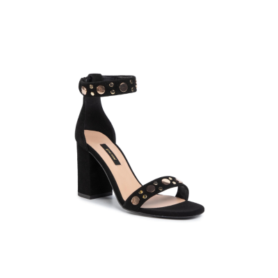 Sandália preta de salto alto com tachas metálicas