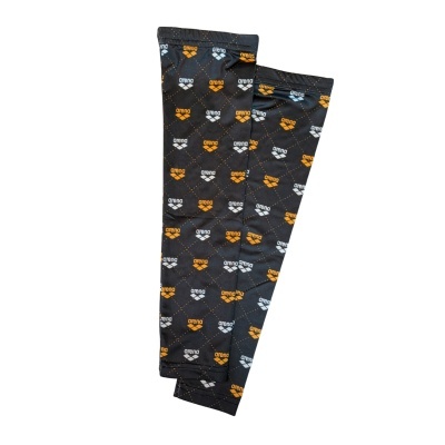 Calças pretas com padrão repetido de logos orange e branco Arena