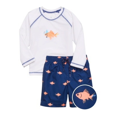 Conjunto de roupa de criança com t-shirt branca de manga comprida e calções azuis com padrão de peixes laranja