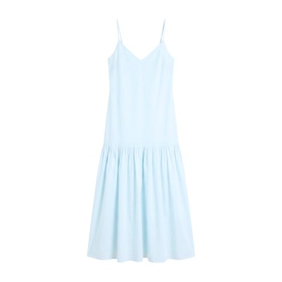 Vestido azul claro comprido com alças finas e saia franzida