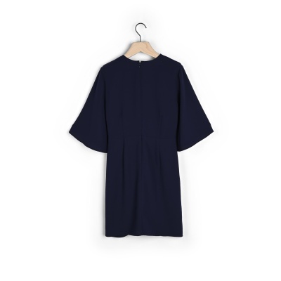 Vestido azul escuro de manga larga pendurado num cabide