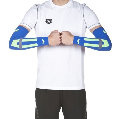 Pessoa com t-shirt branca e mangas compridas azuis e verdes com logótipo 'arena'