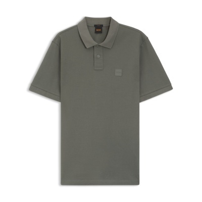 Polo verde oliva slim fit com gola e botões, logo BOSS em relevo e etiqueta BOSS na gola