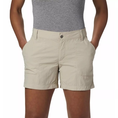 Calções femininos bege com bolsos e botão