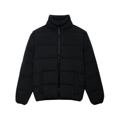 Casaco acolchoado preto com gola alta e fecho