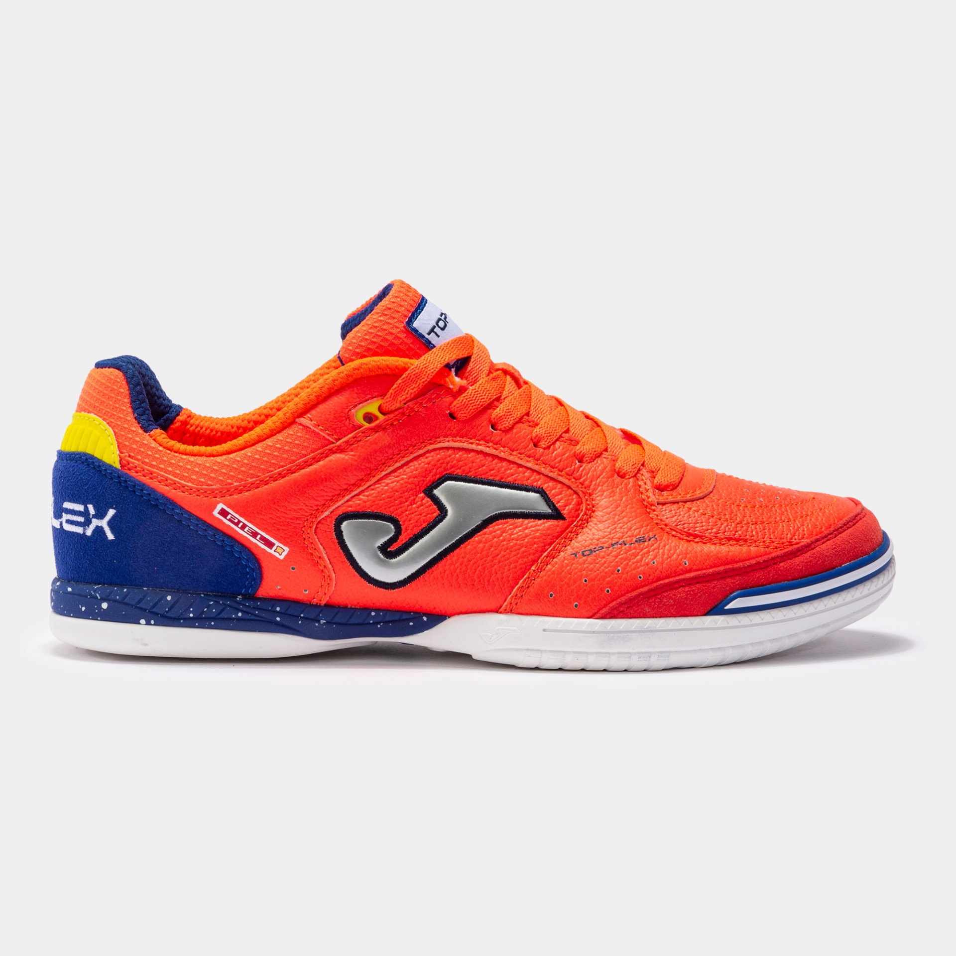 Ténis indoor laranja com detalhes azul e amarelo, sola branca e logótipo Joma
