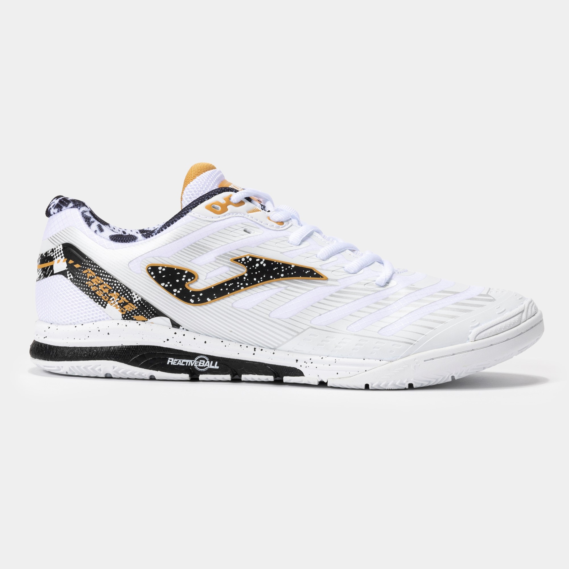 Tênis desportivo branco com detalhes em preto e dourado, sola antiderrapante