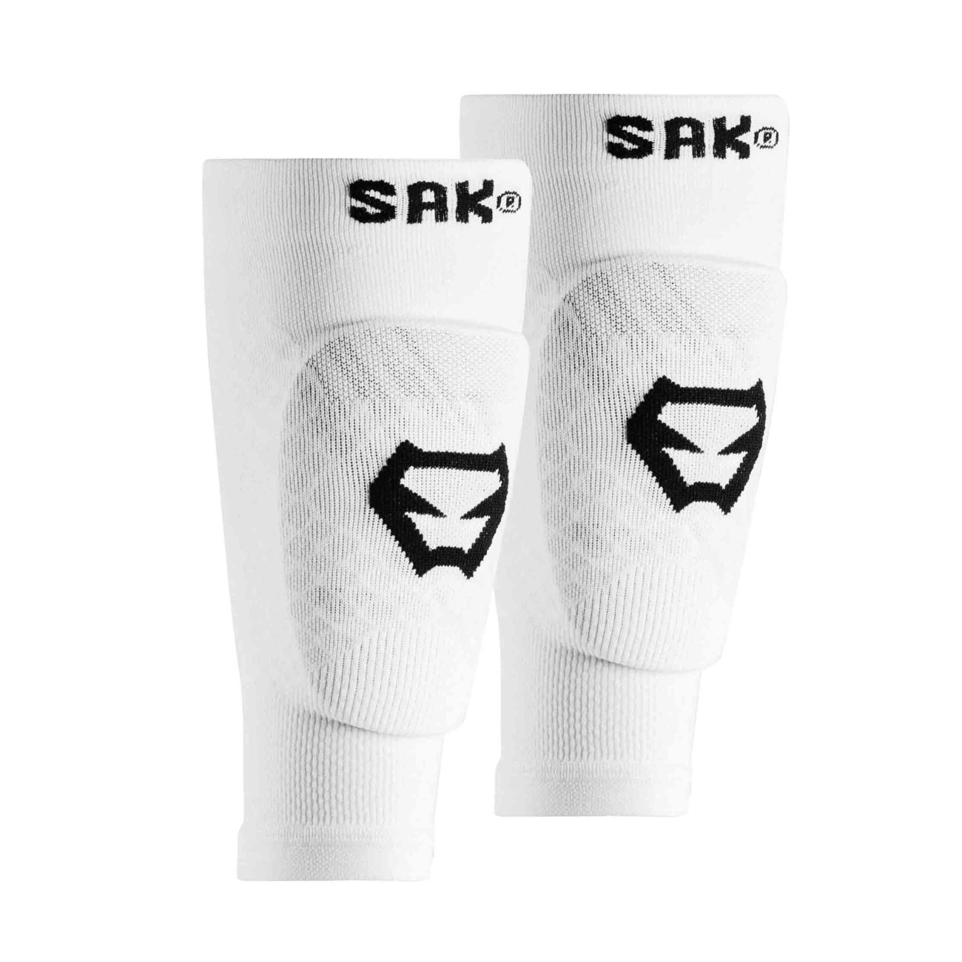 Suportes elásticos brancos para joelhos com almofadas e logótipos pretos da marca SAK