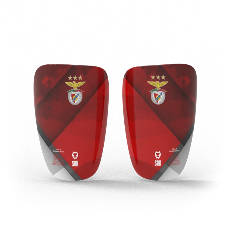 Caneleiras vermelhas e brancas com logótipo do Benfica e três estrelas douradas