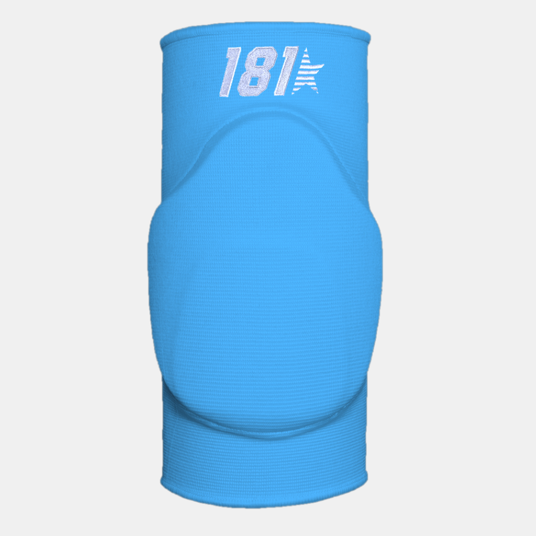 Joelheira azul acolchoada com o número 181 em branco