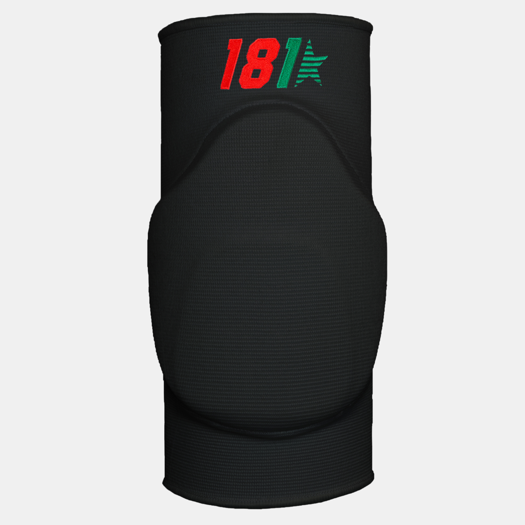 Protetor de joelho preto com texto 181 vermelho e verde