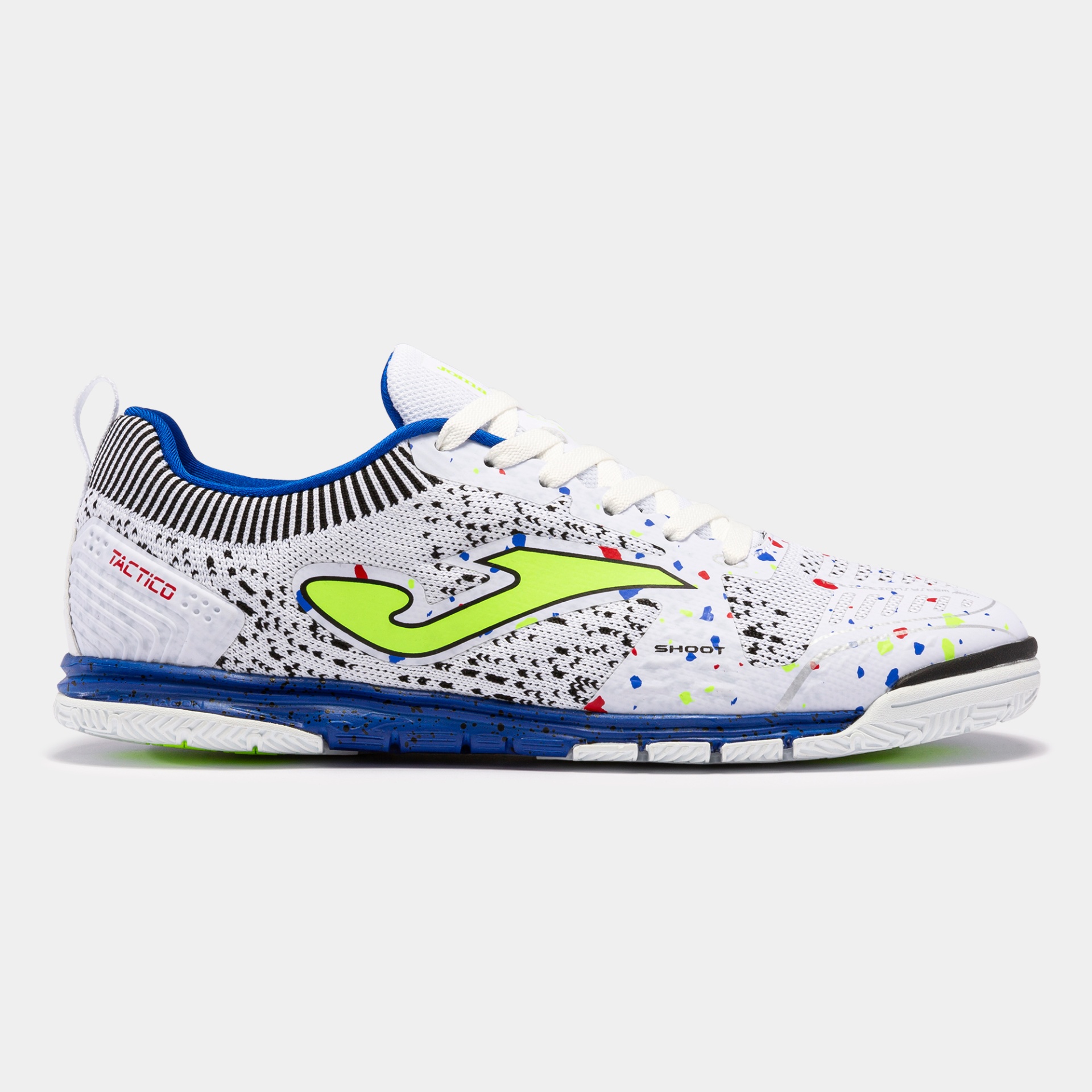 Ténis desportivo branco com detalhes em azul, verde, preto e multicoloridos.