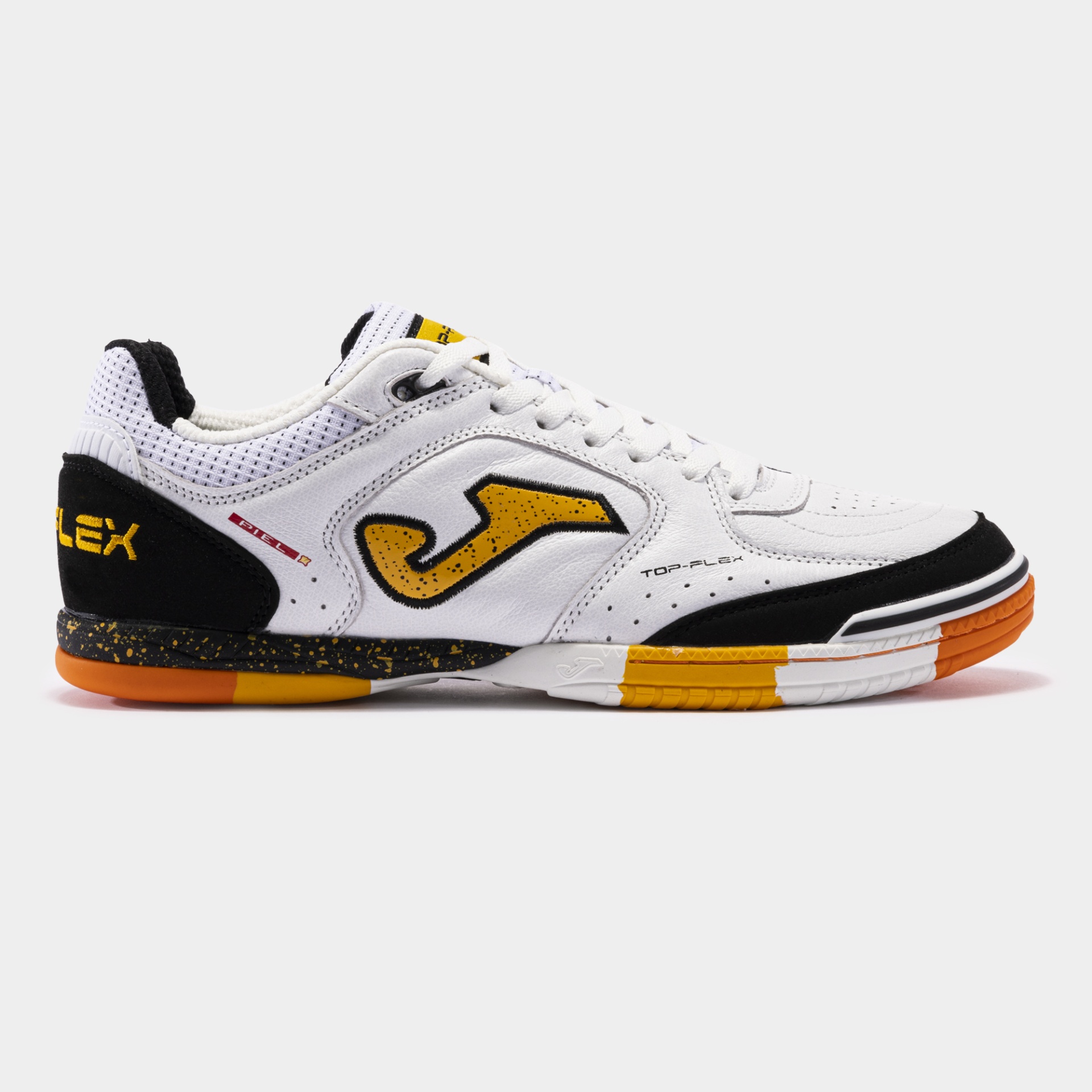 Ténis desportivo branco com detalhes amarelos e pretos, logo 'J' e sola castanha e amarela.