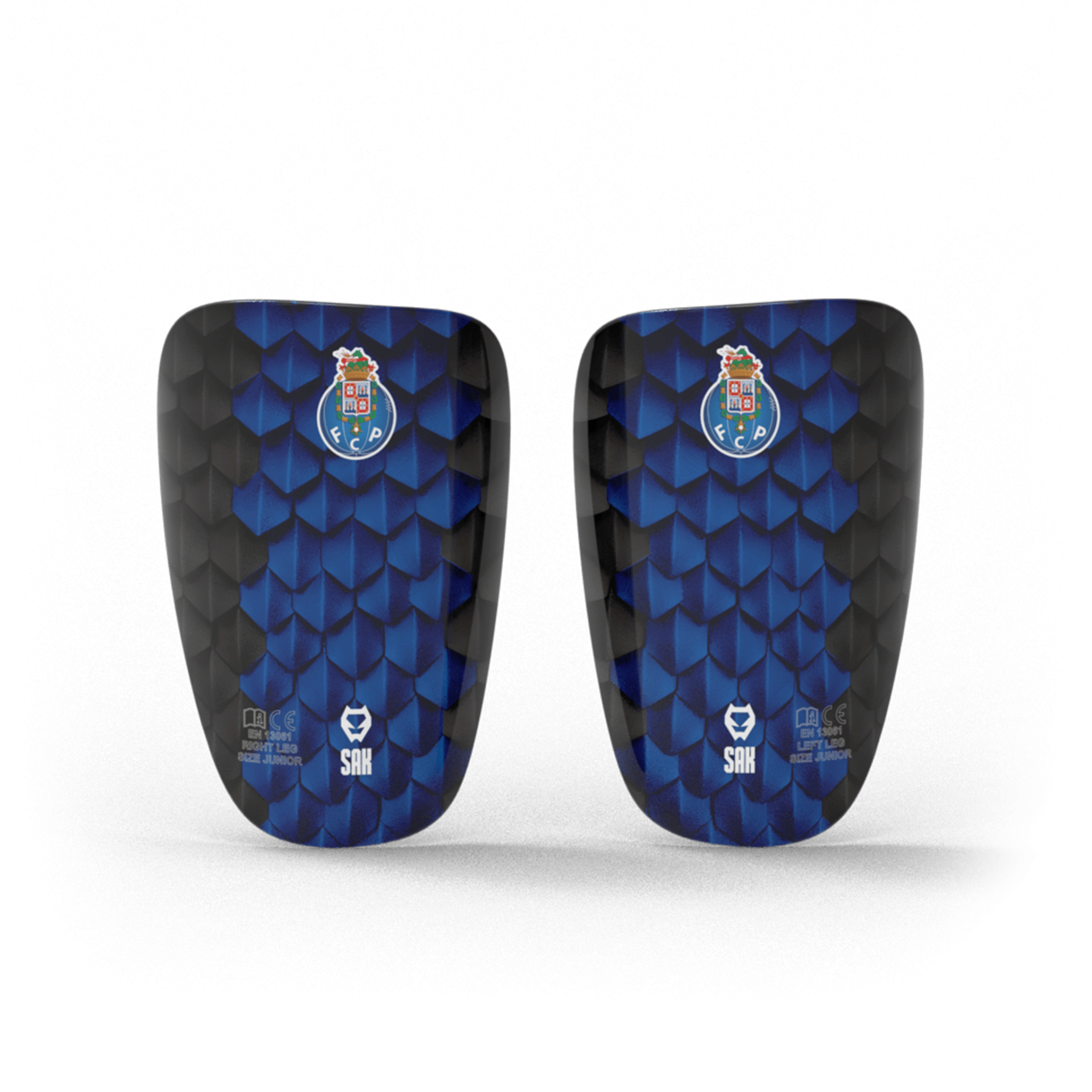 Caneleiras azul e preto com emblema FC Porto e logótipo SAK