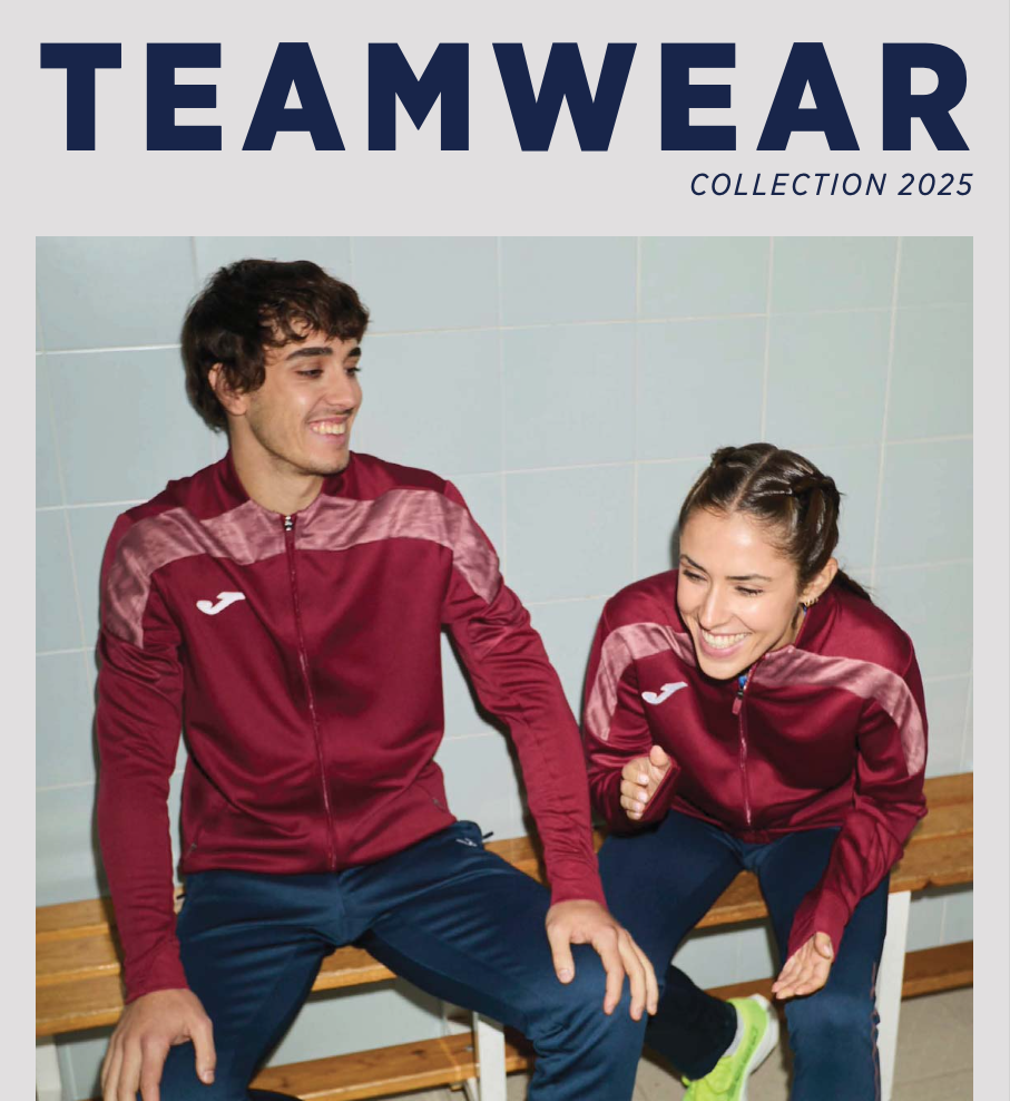 Dois jovens com roupa desportiva bordô sentados num banco de madeira diante de parede azulejada