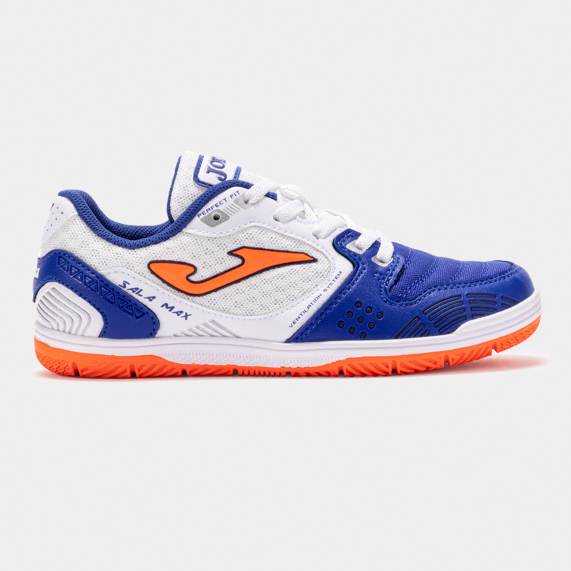 Ténis indoor Joma branco, azul e laranja com sola antiderrapante.